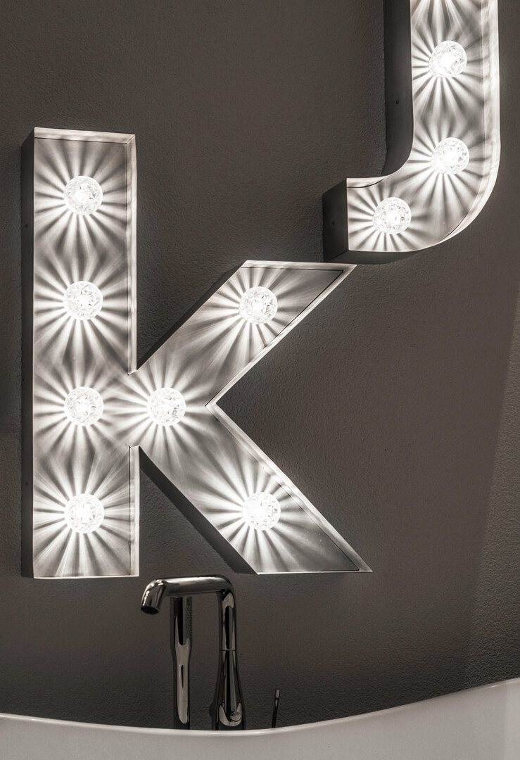 AKJ - Letters voor wandmontage met witte lampen